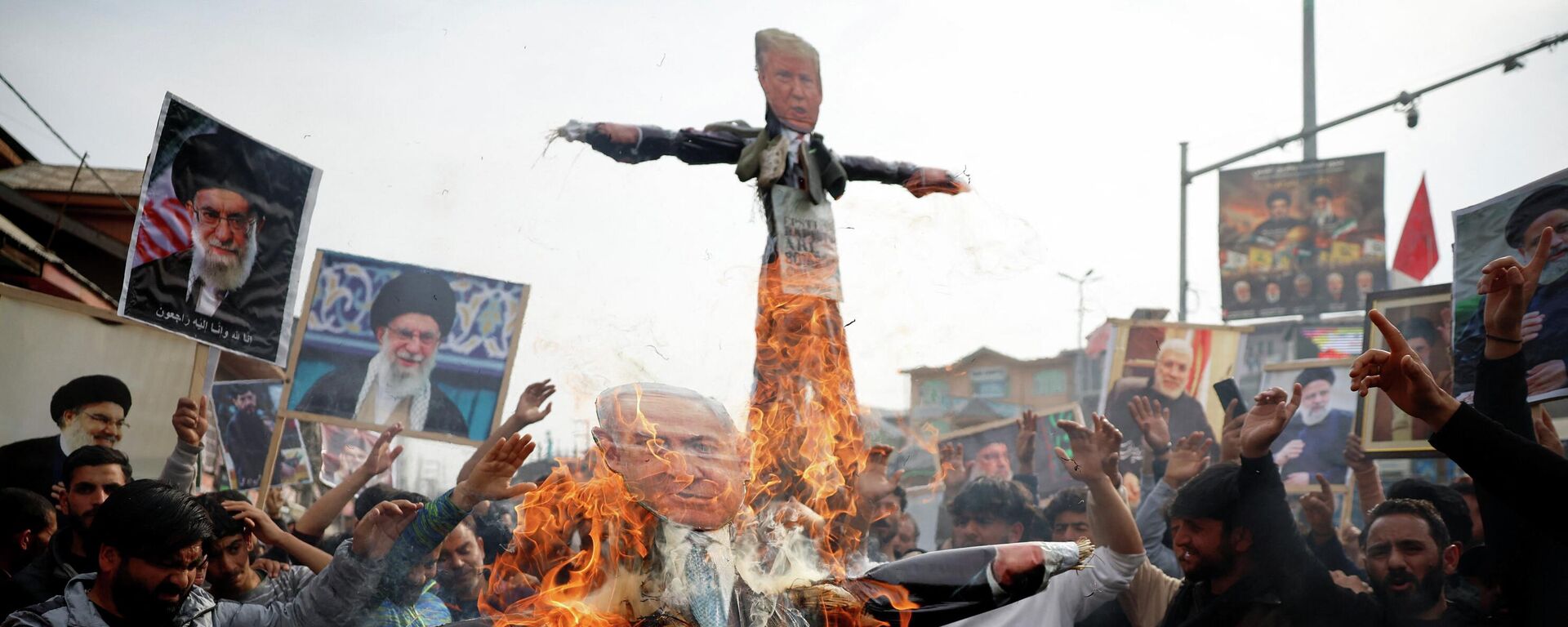Shi'ite Muslims burn effigies representing U.S. President Donald Trump and Israeli Prime Minister Benjamin Netanyahu during a protest following the killing of Iran's late Supreme Leader Ayatollah Ali Khamenei in U.S. and Israeli strikes on Saturday, in the central Kashmir district of Budgam, Indian Kashmir, March 6, 2026.  - Sputnik भारत, 1920, 06.03.2026