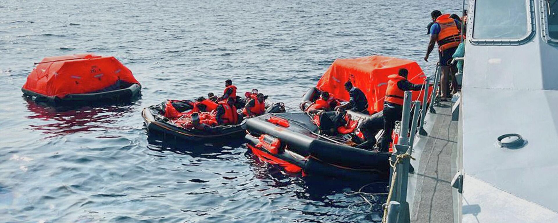 In this photo released by Sri Lankan President Media Division, Sri Lankan Navy sailors rescue Iranian sailors from IRIS Dena warship after their ship sank outside Sri Lanka's territorial waters, near Galle, Sri Lanka, March 4, 2026. (Sri Lankan Presidential Media Division via AP) - Sputnik India, 1920, 06.03.2026
