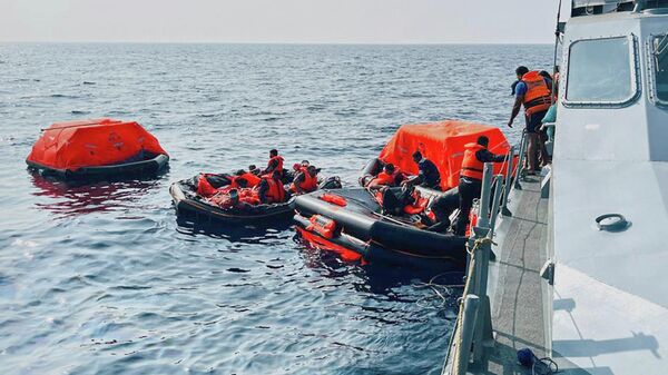 In this photo released by Sri Lankan President Media Division, Sri Lankan Navy sailors rescue Iranian sailors from IRIS Dena warship after their ship sank outside Sri Lanka's territorial waters, near Galle, Sri Lanka, March 4, 2026. (Sri Lankan Presidential Media Division via AP) - Sputnik India