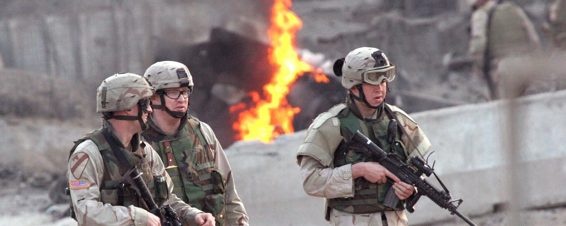 U.S. soldiers secure the site after an explosion in Baghdad, Wednesday, Jan. 19, 2005. A car bomb exploded near the Australian Embassy in central Baghdad on Wednesday, killing two people and wounding four, police and witnesses said. Australia said no embassy personnel were killed or hurt in the explosion - Sputnik India, 1920, 07.03.2026
