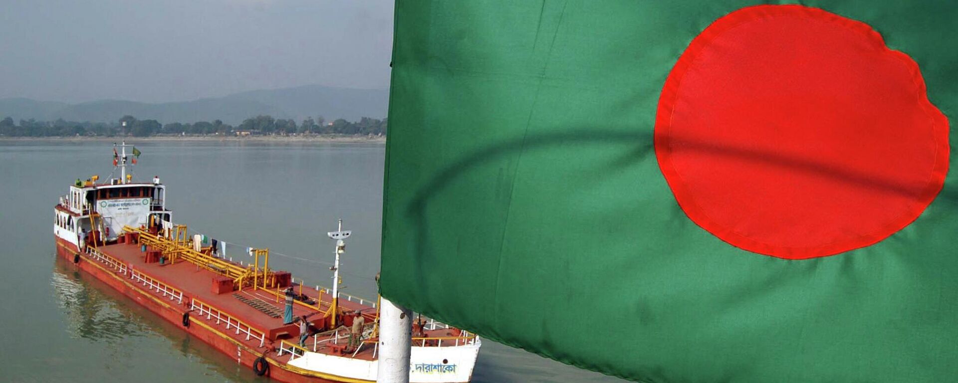 A Bangladeshi oil carrier transporting high speed diesel from Indias Numaligarh Refinery halts at Pandu Port on River Brahmaputra for customs clearance in Gauhati, India Thursday, Dec. 20, 2007. - Sputnik भारत, 1920, 10.03.2026