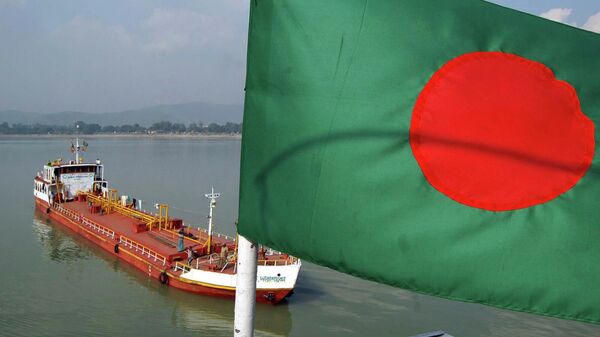 A Bangladeshi oil carrier transporting high speed diesel from Indias Numaligarh Refinery halts at Pandu Port on River Brahmaputra for customs clearance in Gauhati, India Thursday, Dec. 20, 2007. - Sputnik भारत