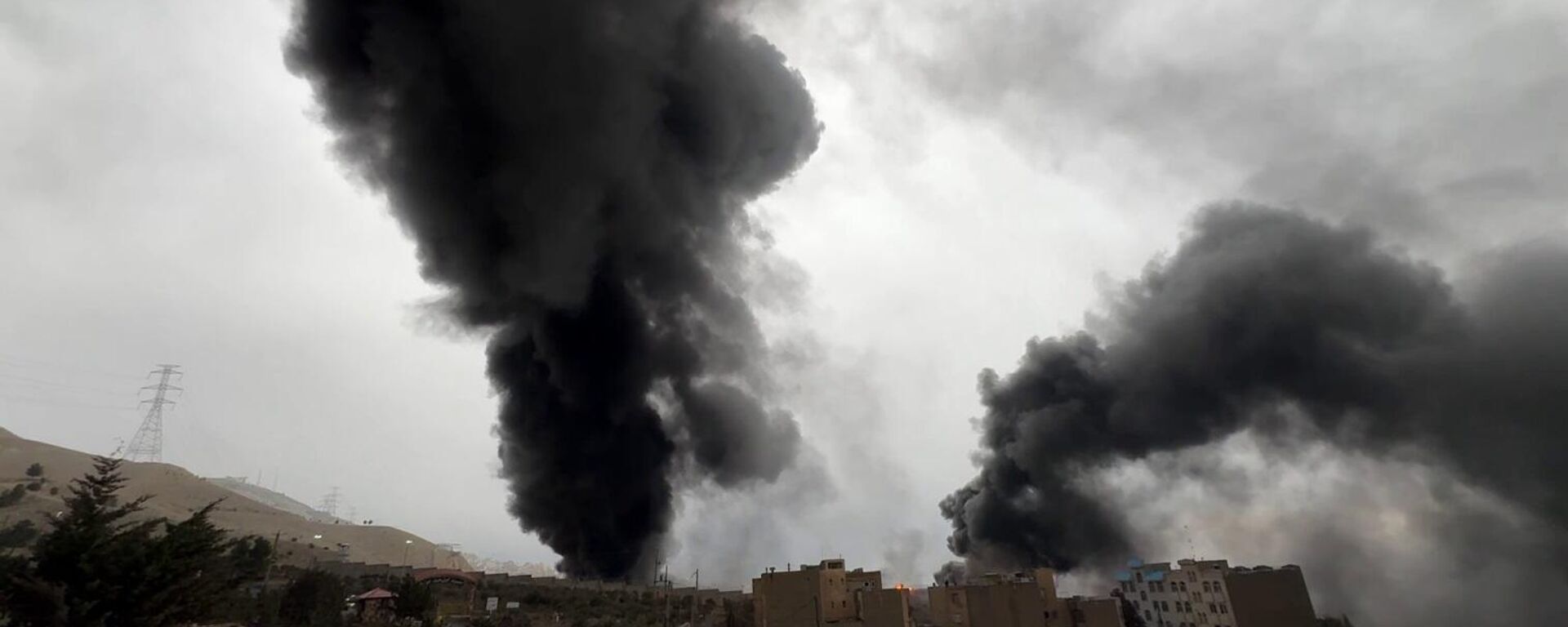 Black smoke rises over Tehran after US-Israeli strike on Shahran oil depot - Sputnik India, 1920, 10.03.2026