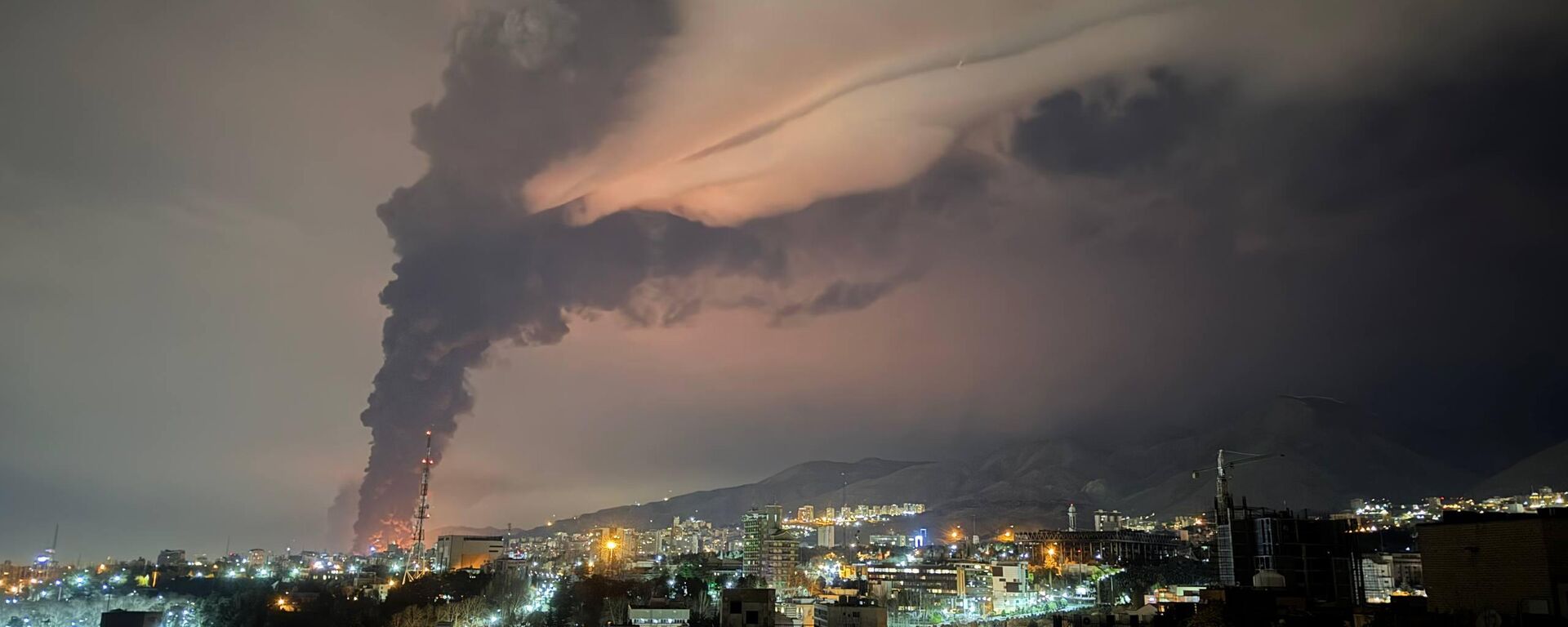 Explosion at Shahran oil depot facility in western Tehran - Sputnik भारत, 1920, 24.03.2026