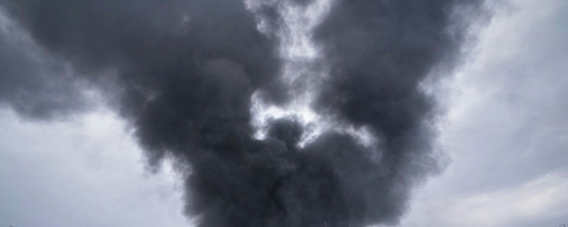 A thick plume of smoke rises from an oil storage facility hit by a U.S.-Israeli strike late Saturday in Tehran, Iran, March 8, 2026.  - Sputnik India, 1920, 15.03.2026