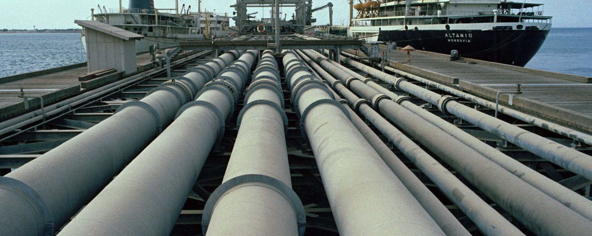 A view of the pipes and a tanker on Kharg jetty in Iran, seen July 1971.   - Sputnik भारत, 1920, 17.03.2026