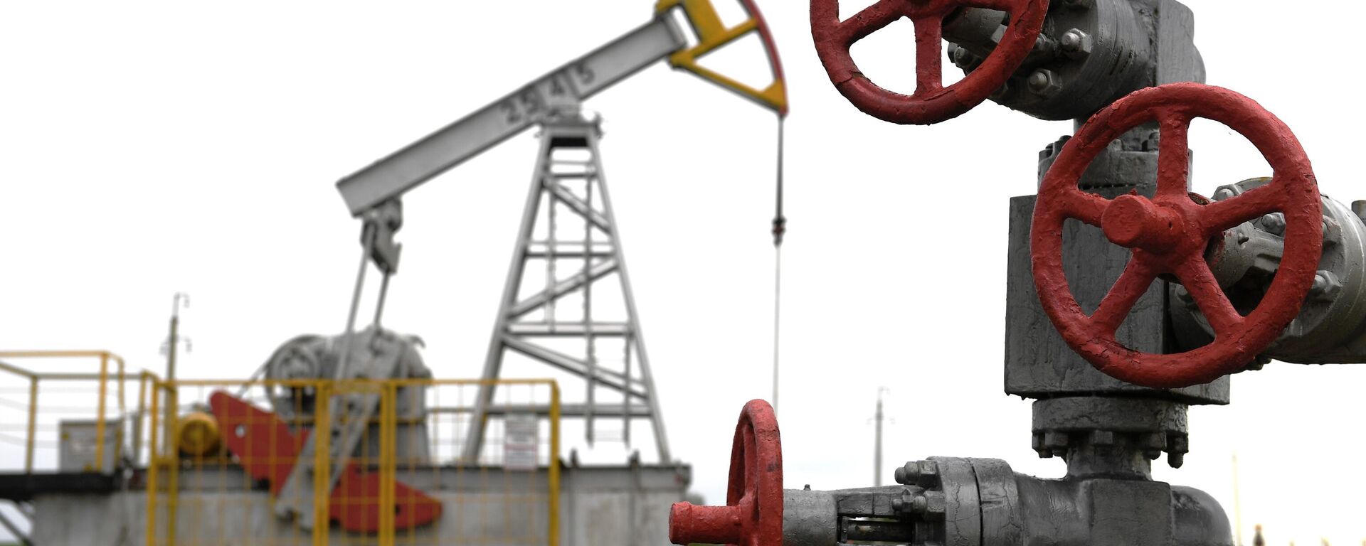 An oil pumpjack in Tatarstan, Russia - Sputnik India, 1920, 17.03.2026