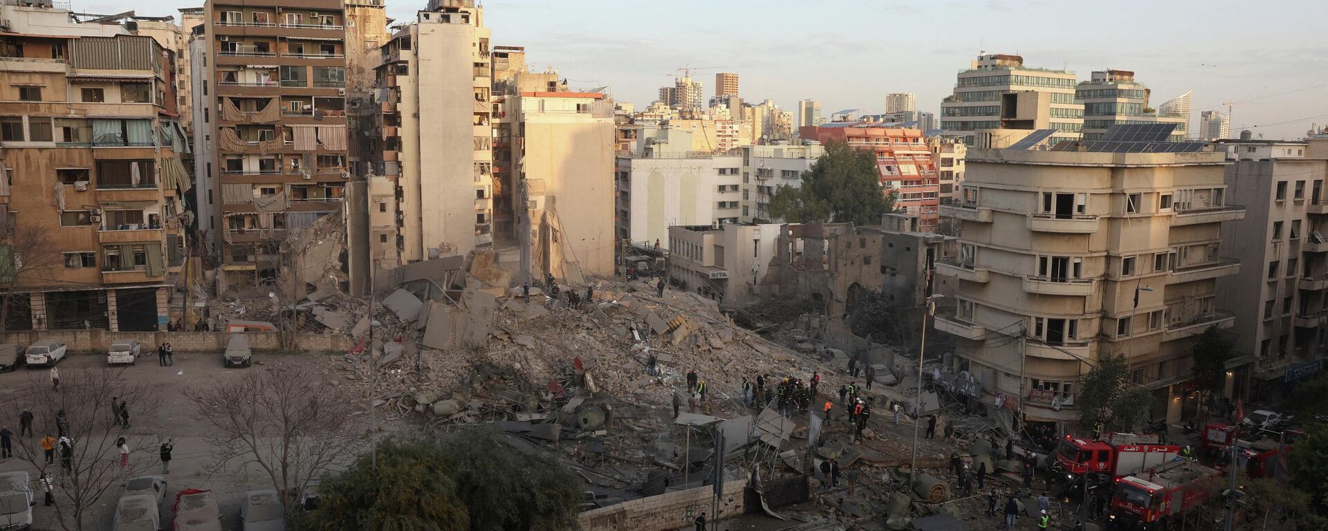 Emergency personnel work at the site of a collapsed building, in the aftermath of an Israeli strike, following an escalation between Hezbollah and Israel amid the U.S.-Israeli conflict with Iran, in central Beirut's Bachoura neighbourhood, Lebanon, March 18, 2026.  - Sputnik India, 1920, 23.03.2026