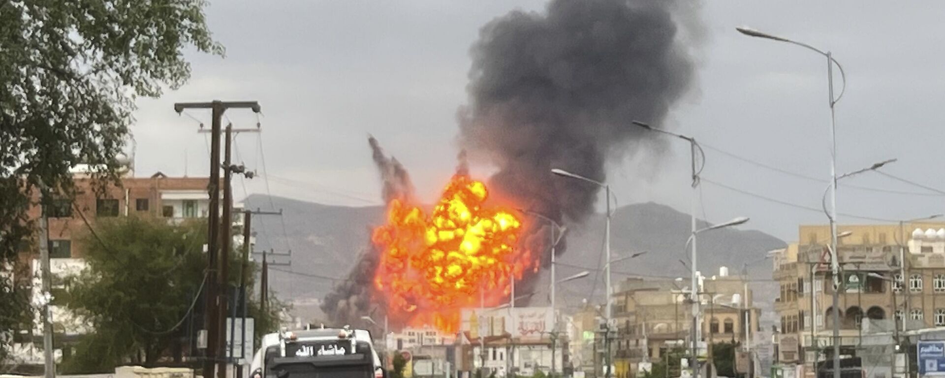 Flames and smoke rise following Israeli airstrikes in Sanaa, Yemen, Wednesday, Sept. 10, 2025.  - Sputnik India, 1920, 19.03.2026