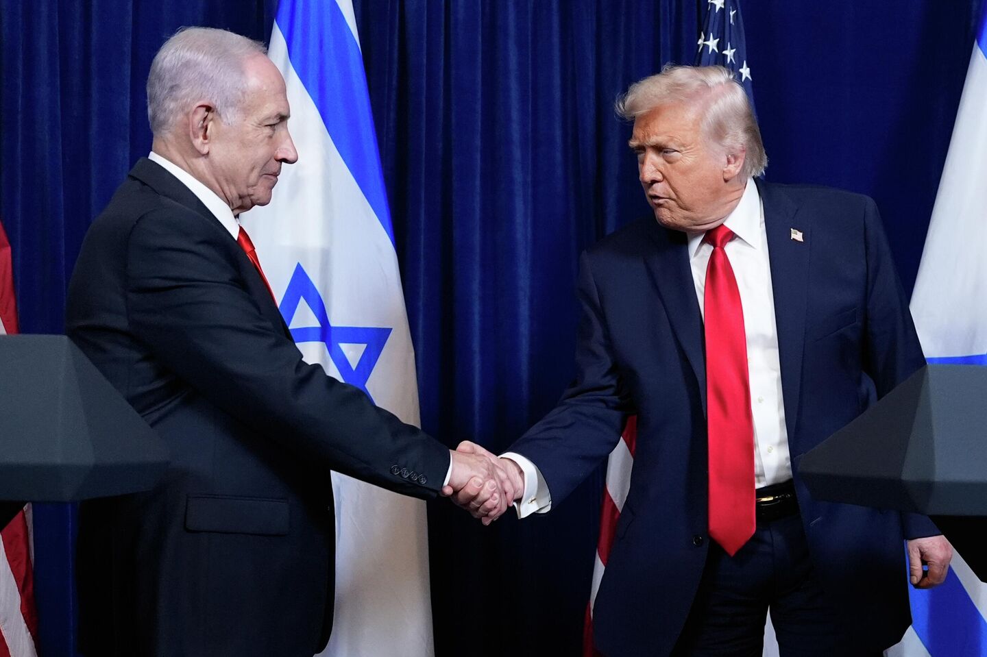 President Donald Trump shakes hands with Israel's Prime Minister Benjamin Netanyahu at the end of a news conference at Mar-a-Lago, Monday, Dec. 29, 2025, in Palm Beach, Fla - Sputnik भारत