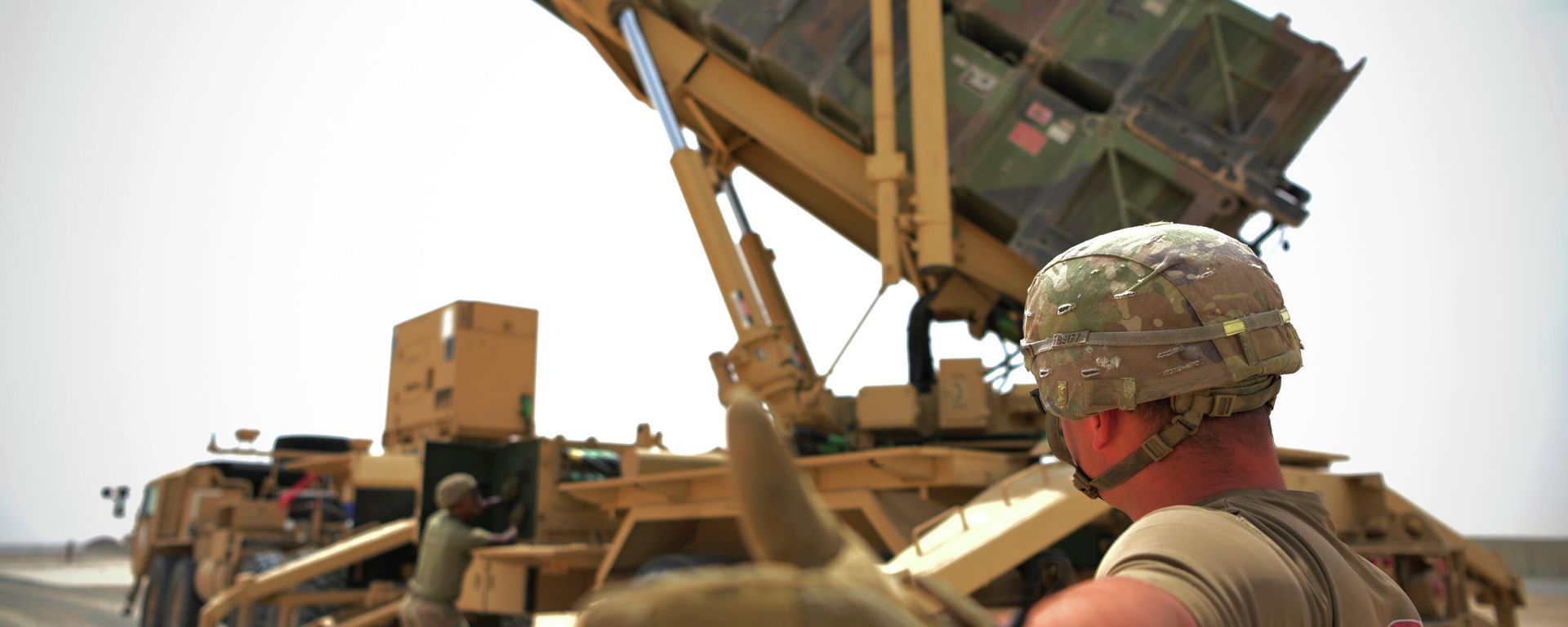 In this photo released by the U.S. Air Force, U.S. Army Spc. Scottlin Bartlett of the 5-52 Air Defense Artillery Battalion signals to a colleague while working near a Patriot missile battery at Al-Dhafra Air Base in Abu Dhabi, United Arab Emirates, May 5, 2021. In this photo released by the U.S. Air Force, U.S. Army Spc. Scottlin Bartlett of the 5-52 Air Defense Artillery Battalion signals to a colleague while working near a Patriot missile battery at Al-Dhafra Air Base in Abu Dhabi, United Arab Emirates, May 5, 2021. - Sputnik भारत, 1920, 19.07.2026