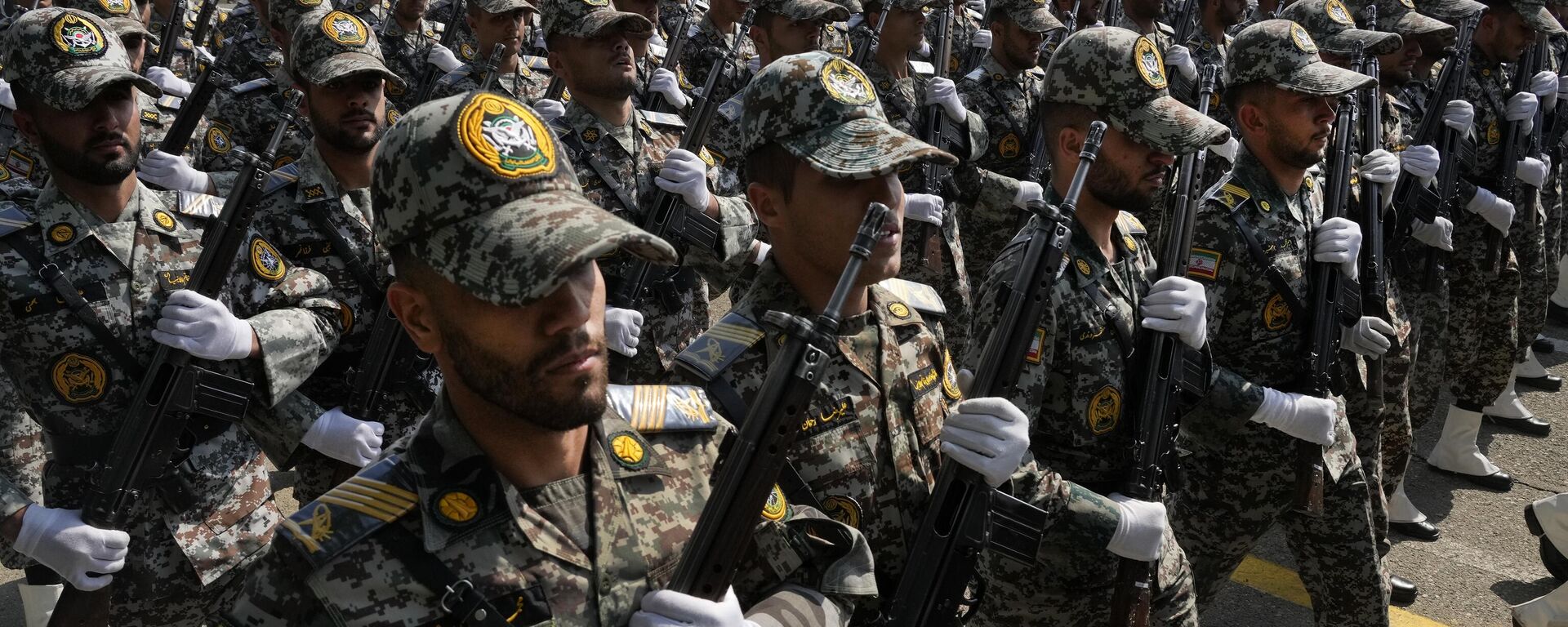 Iranian army members march during Army Day parade at a military base - Sputnik भारत, 1920, 22.04.2026