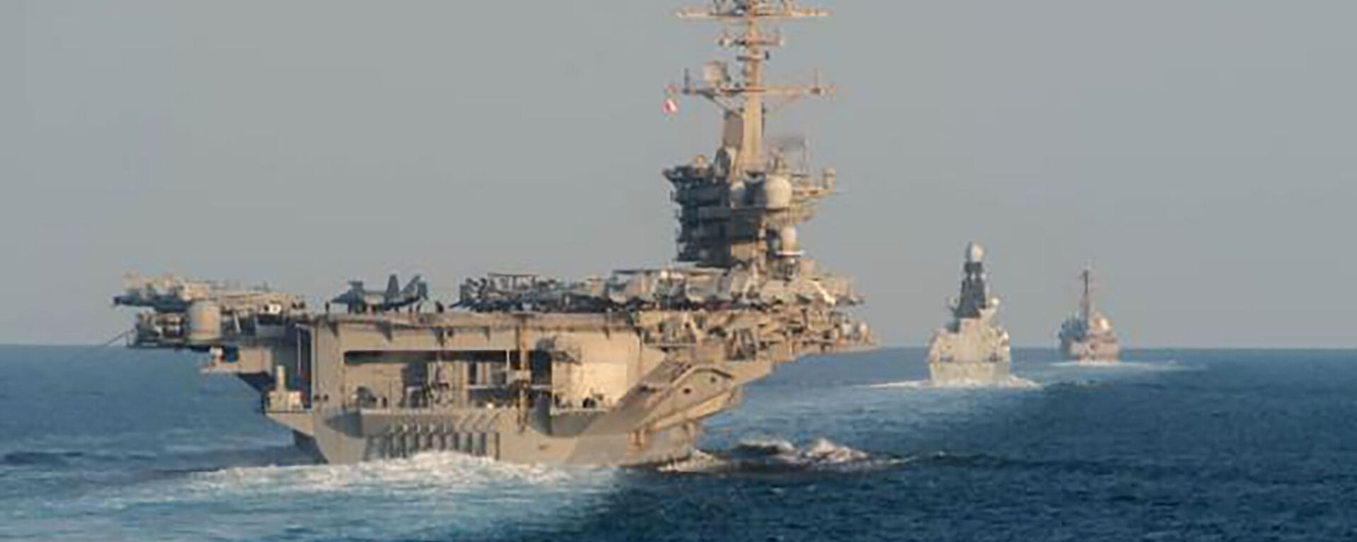 In this Tuesday, Nov. 19, 2019, photo made available by U.S. Navy, the aircraft carrier USS Abraham Lincoln, left, the air-defense destroyer HMS Defender and the guided-missile destroyer USS Farragut transit the Strait of Hormuz with the guided-missile cruiser USS Leyte Gulf. - Sputnik India, 1920, 03.04.2026