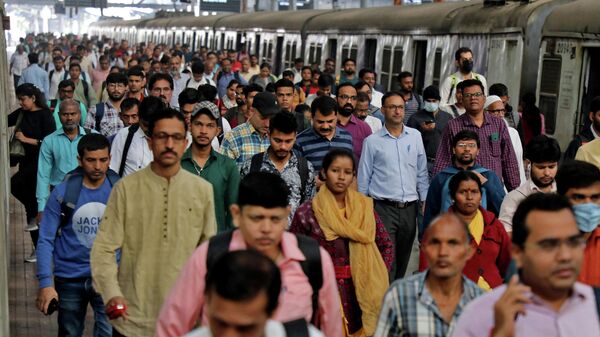 Commuters walk on a platform after disembarking from a suburban train at a railway station in Mumbai, India, January 21, 2023. - Sputnik भारत