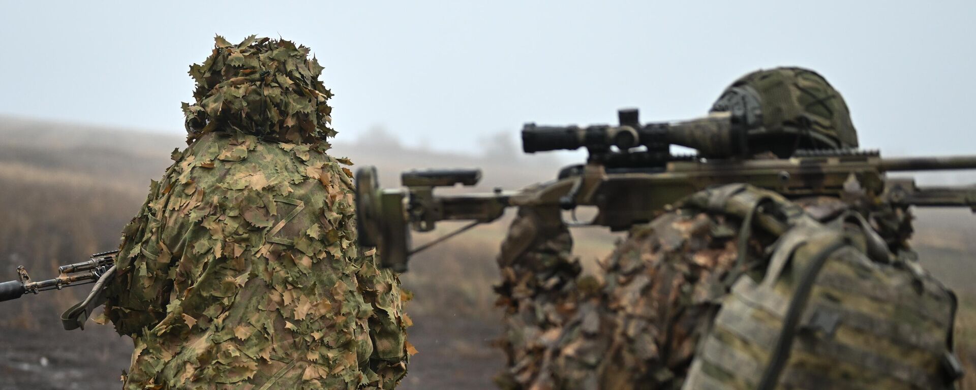 Russian snipers of the special-purpose unit of the Battlegroup Tsentr move to a position  - Sputnik India, 1920, 02.04.2026