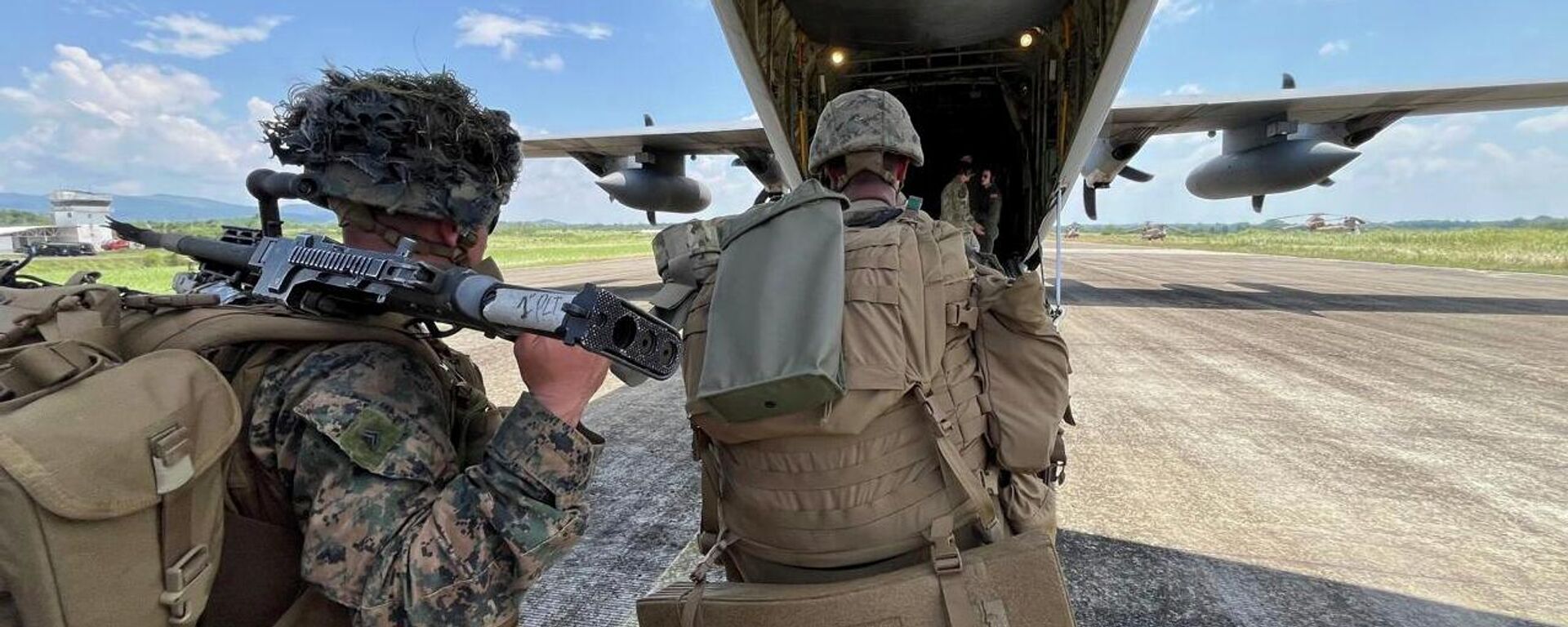 U.S. soldiers board a U.S. C130 military plane at Lal-lo, Cagayan International Airport, northern Philippines as part of Philippines and U.S. joint military drills called Balikatan or shoulder to shoulder, on Saturday April 26, 2025.  - Sputnik India, 1920, 05.04.2026