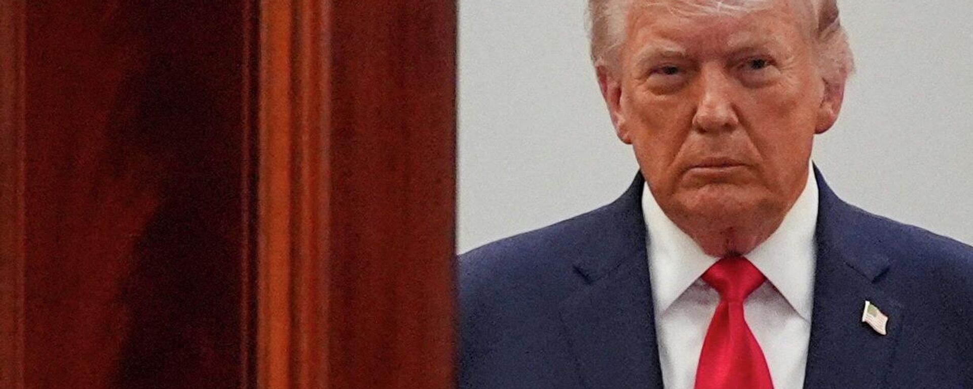 President Donald Trump arrives from the Blue Room to speak about the Iran war from the Cross Hall of the White House on Wednesday, April 1, 2026, in Washington. - Sputnik भारत, 1920, 06.04.2026