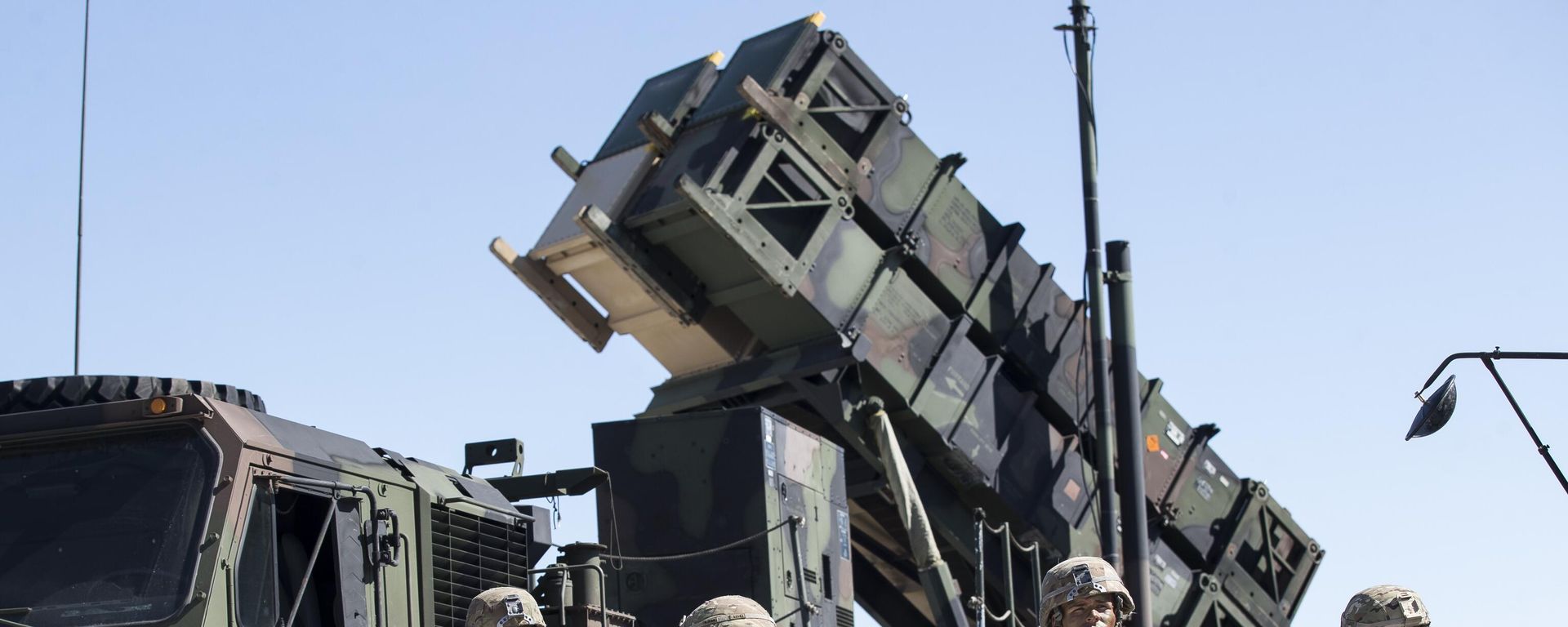 Members of US 10th Army Air and Missile Defense Command stands next to a Patriot surface-to-air missile battery. File photo - Sputnik भारत, 1920, 11.08.2026
