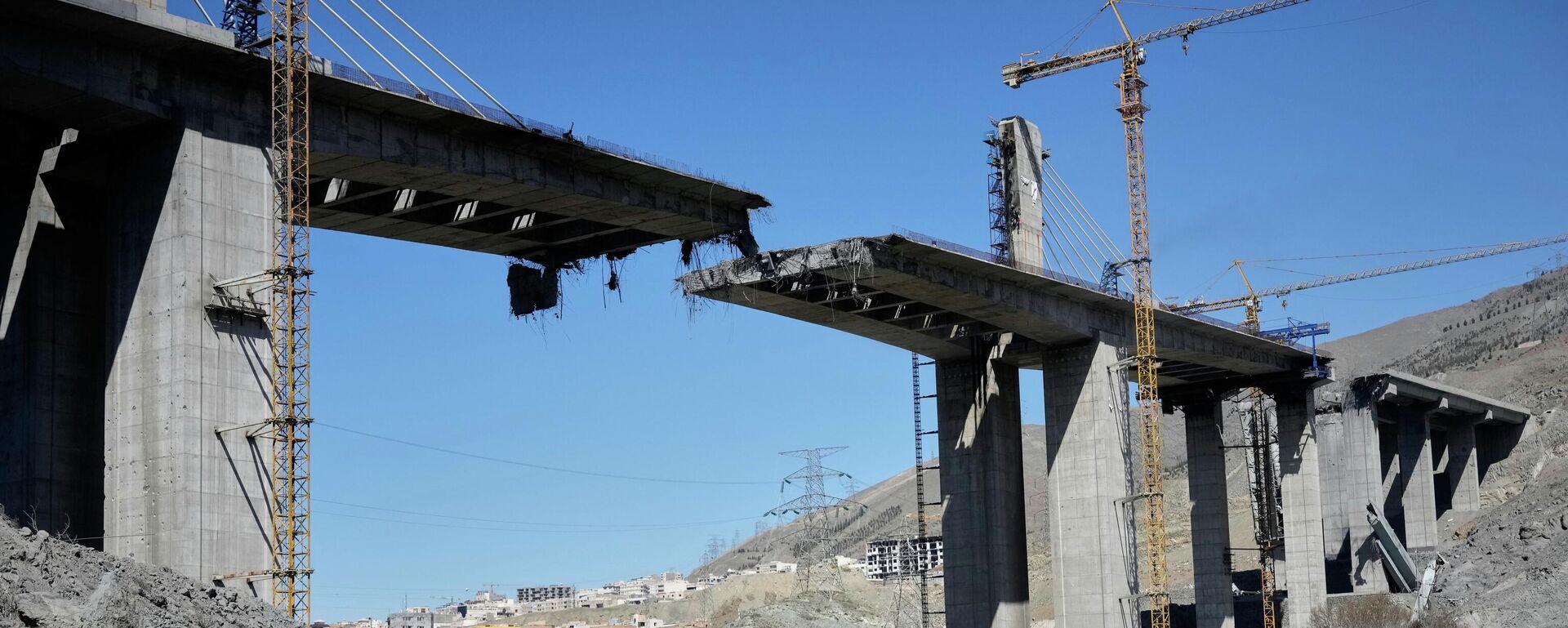 A newly constructed bridge struck by US airstrikes Thursday is seen in Karaj, west of Tehran, Iran, Friday, April 3, 2026 - Sputnik India, 1920, 07.04.2026
