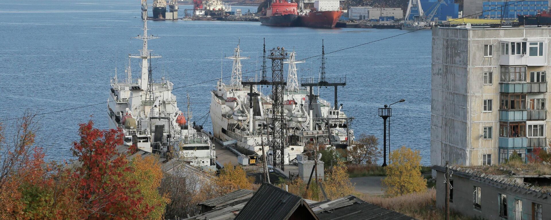 In this Sunday, Sept. 22, 2013 file photo ships dock at the piers at the seaport town of Murmansk on the Kola peninsula in Russia.  - Sputnik भारत, 1920, 09.04.2026