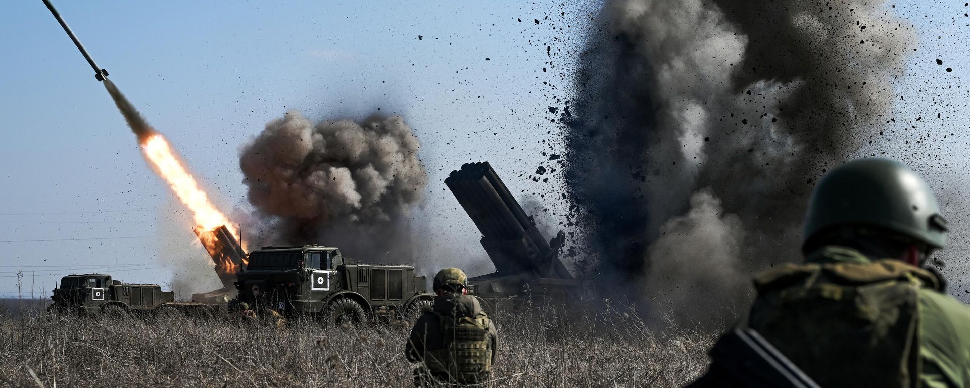 Russian servicemen of the artillery brigade division of the Tsentr battlegroup of forces fire a BM-27 9K57 Uragan (Hurricane) multiple launch rocket system towards positions of the Ukrainian Armed Forces  - Sputnik India, 1920, 13.04.2026