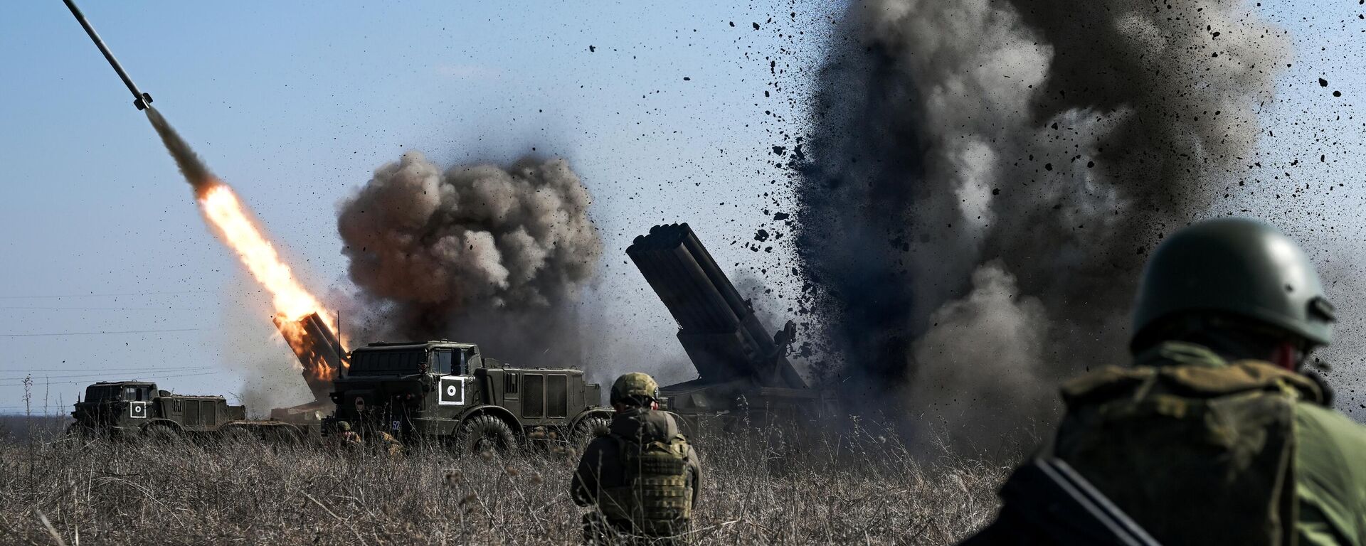 Russian servicemen of the artillery brigade division of the Tsentr battlegroup of forces fire a BM-27 9K57 Uragan (Hurricane) multiple launch rocket system towards positions of the Ukrainian Armed Forces  - Sputnik India, 1920, 13.04.2026