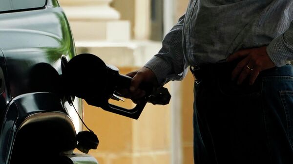 A customer pumps gas into his vehicle at this Madison, Miss., Sam's Club, Tuesday, May 24, 2022.  - Sputnik भारत