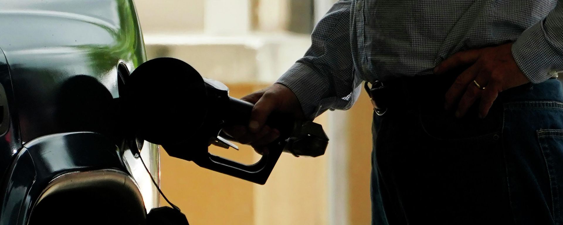 A customer pumps gas into his vehicle at this Madison, Miss., Sam's Club, Tuesday, May 24, 2022.  - Sputnik भारत, 1920, 23.09.2026