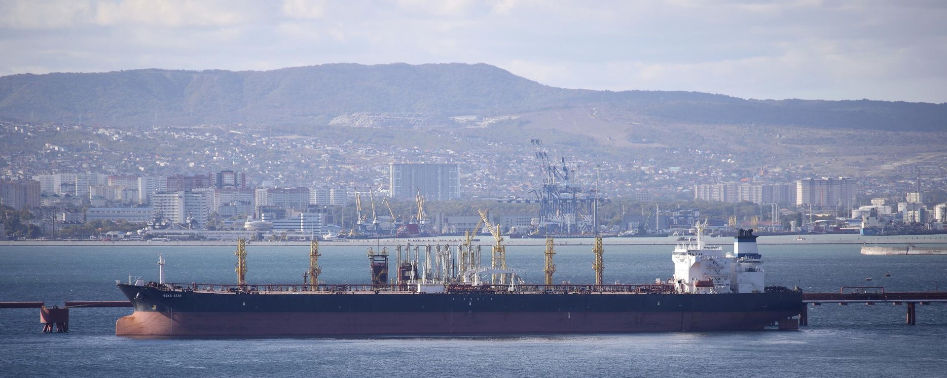 An oil tanker is moored at the Sheskharis complex, part of Chernomortransneft JSC, a subsidiary of Transneft PJSC, in Novorossiysk, Russia, on Oct. 11, 2022.  - Sputnik भारत, 1920, 23.10.2026