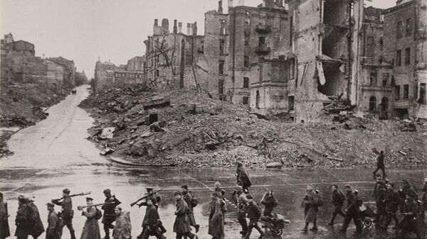 Kiev is liberated from the Nazis. Soviet infantry marching through the main city street Kreschatik - Sputnik India