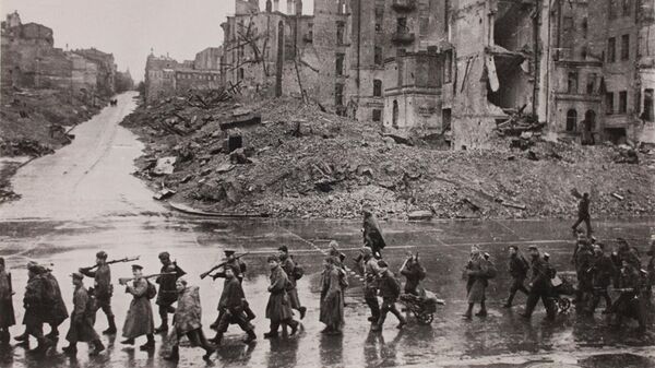 Kiev is liberated from the Nazis. Soviet infantry marching through the main city street Kreschatik - Sputnik India