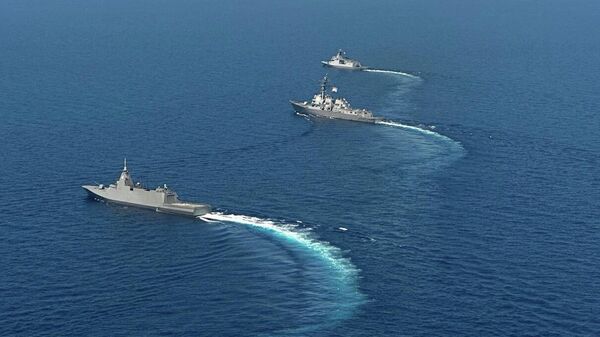 Japanese Maritime Self-Defence Force (JMSDF) frigate JS Noshiro, US Navy USS Shoup (DDG86), and Philippine Navy BRP Jose Rizal perform maneuvers during joint drills - Sputnik India