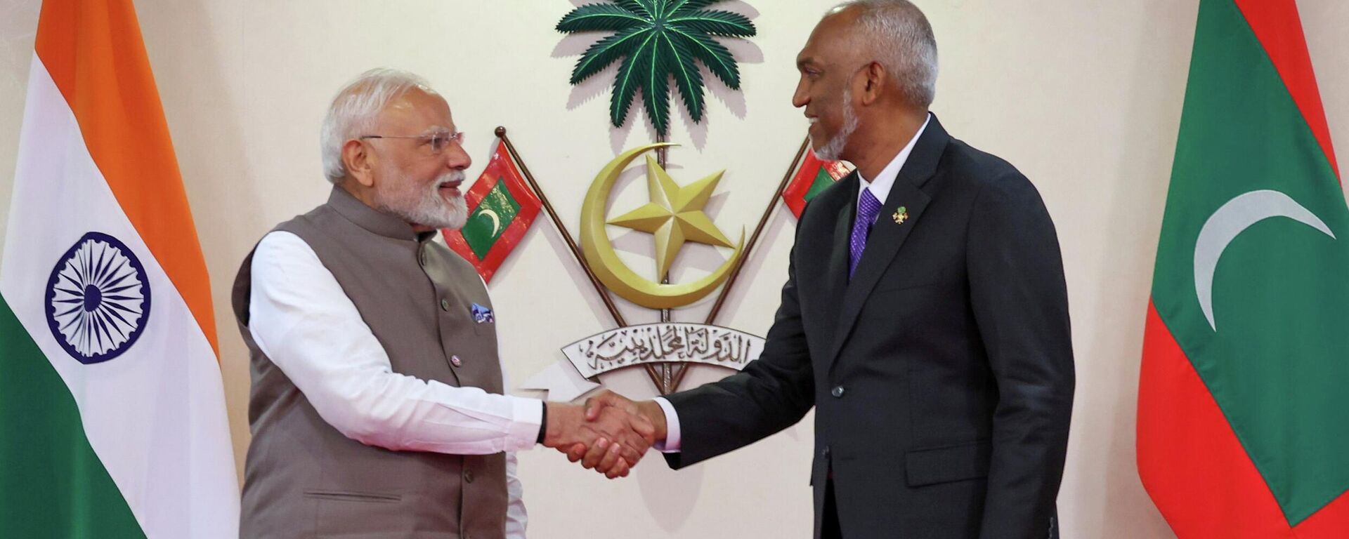 President of the Maldives Mohamed Muizzu, right, shakes hand with Indian Prime Minister Narendra Modi after signing a memorandum of understanding between the two countries in Male, Maldives, Friday, July 25, 2025.  - Sputnik भारत, 1920, 24.04.2026