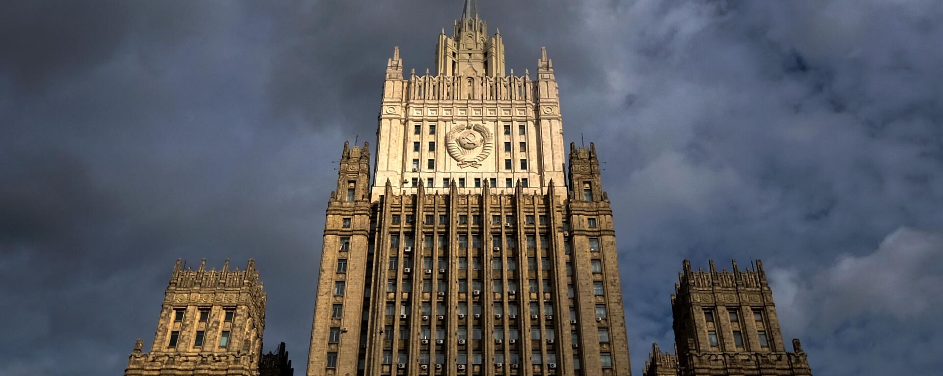 Russian Foreign Affairs Ministry building dominates the landscape against the sky, in Moscow - Sputnik भारत, 1920, 26.04.2026