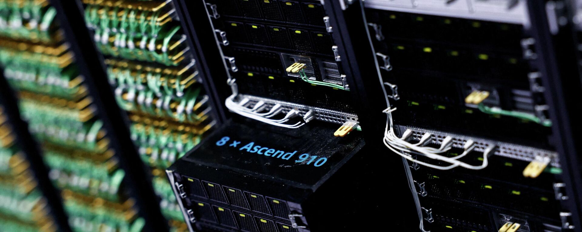 Huawei's CloudMatrix 384 system with Ascend 910 AI processors are displayed at the company's booth, at the expo of the World Internet Conference in Wuzhen town of Tongxiang city, Zhejiang province, China November 8, 2025.  - Sputnik भारत, 1920, 26.04.2026