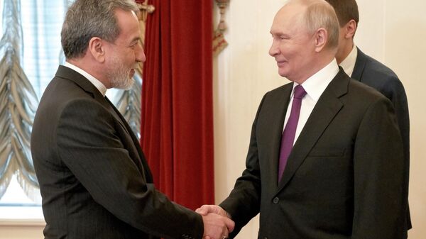 Russian President Vladimir Putin and Iranian Foreign Minister Abbas Araghchi, Special Representative of the President of Iran - Sputnik India