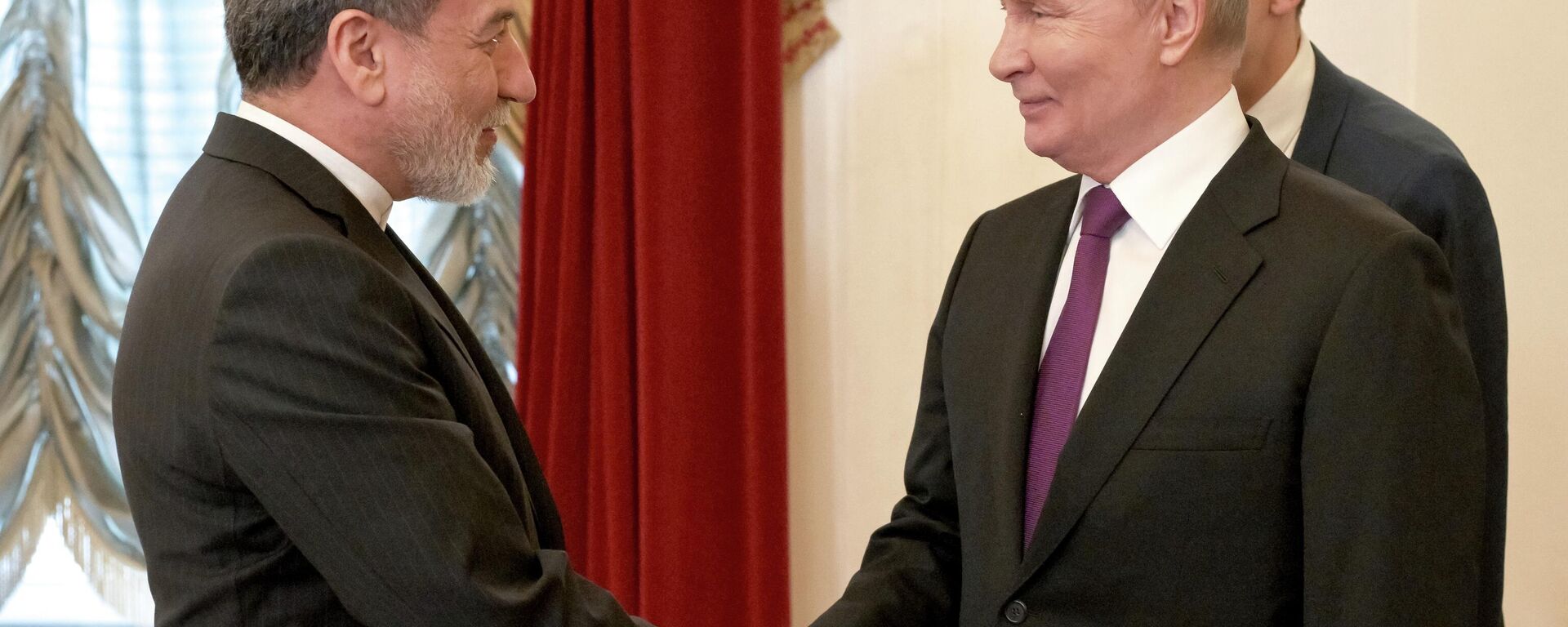 Russian President Vladimir Putin and Iranian Foreign Minister Abbas Araghchi, Special Representative of the President of Iran - Sputnik India, 1920, 27.04.2026