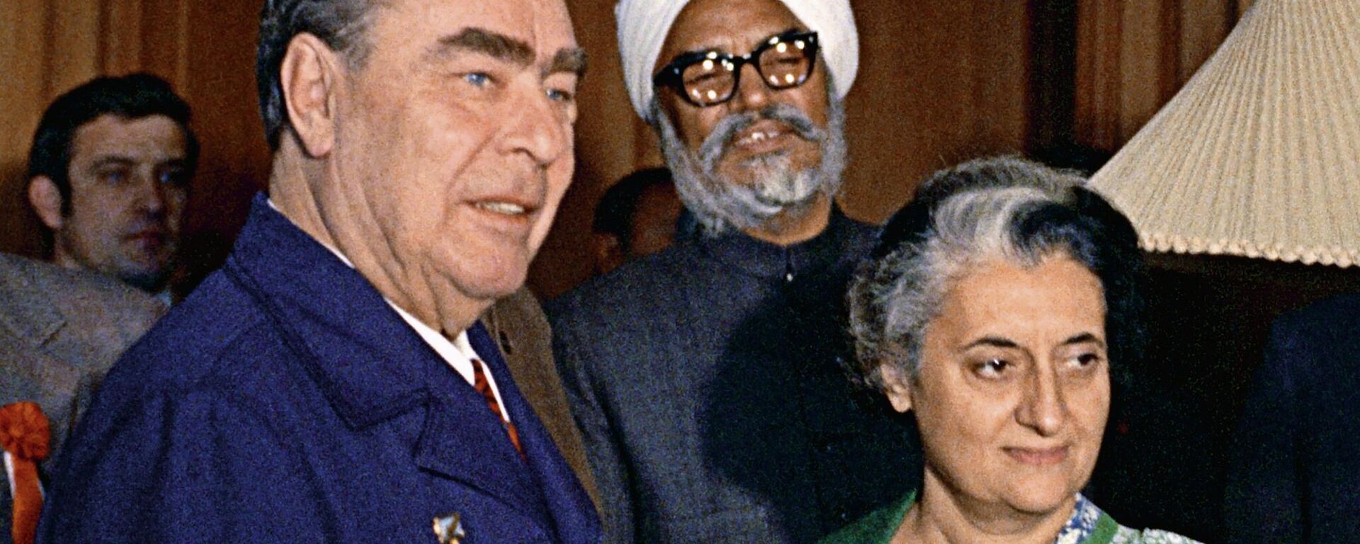 USSR Communist Party General Secretary Leonid Brezhnev and Indian Prime Minister Indira Gandhi before the start of talks. - Sputnik भारत, 1920, 28.04.2026
