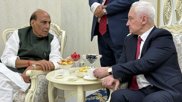 Rajnath Singh meets Russian Defence Minister Andrei Belousov on the sidelines of SCO Defence Ministers’ Meet in Bishkek  - Sputnik भारत