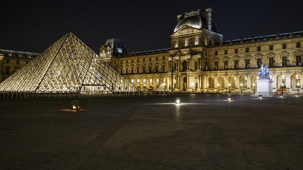 Deserted Louvre esplanade in Paris, France.  - Sputnik भारत