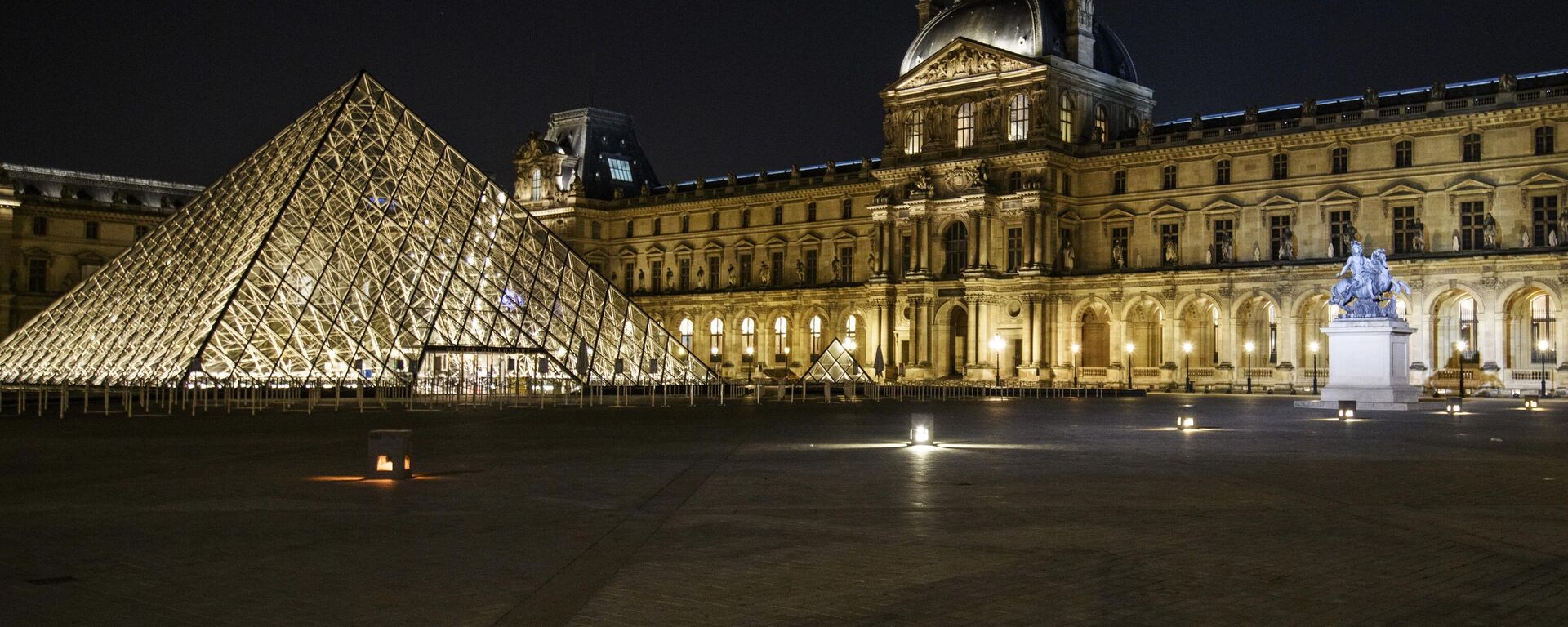 Deserted Louvre esplanade in Paris, France.  - Sputnik भारत, 1920, 29.04.2026