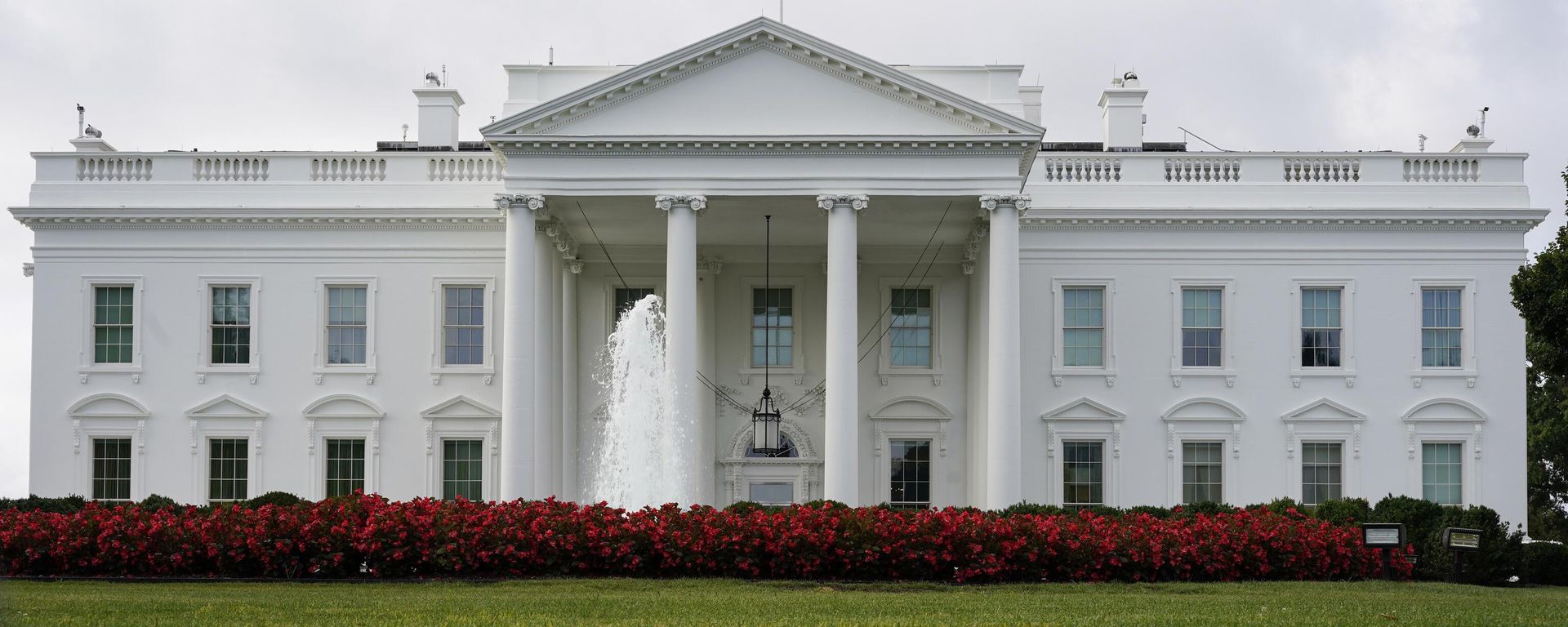 The White House is seen reflected in a puddle, Saturday, Sept. 3, 2022, in Washington.  - Sputnik भारत, 1920, 20.10.2026