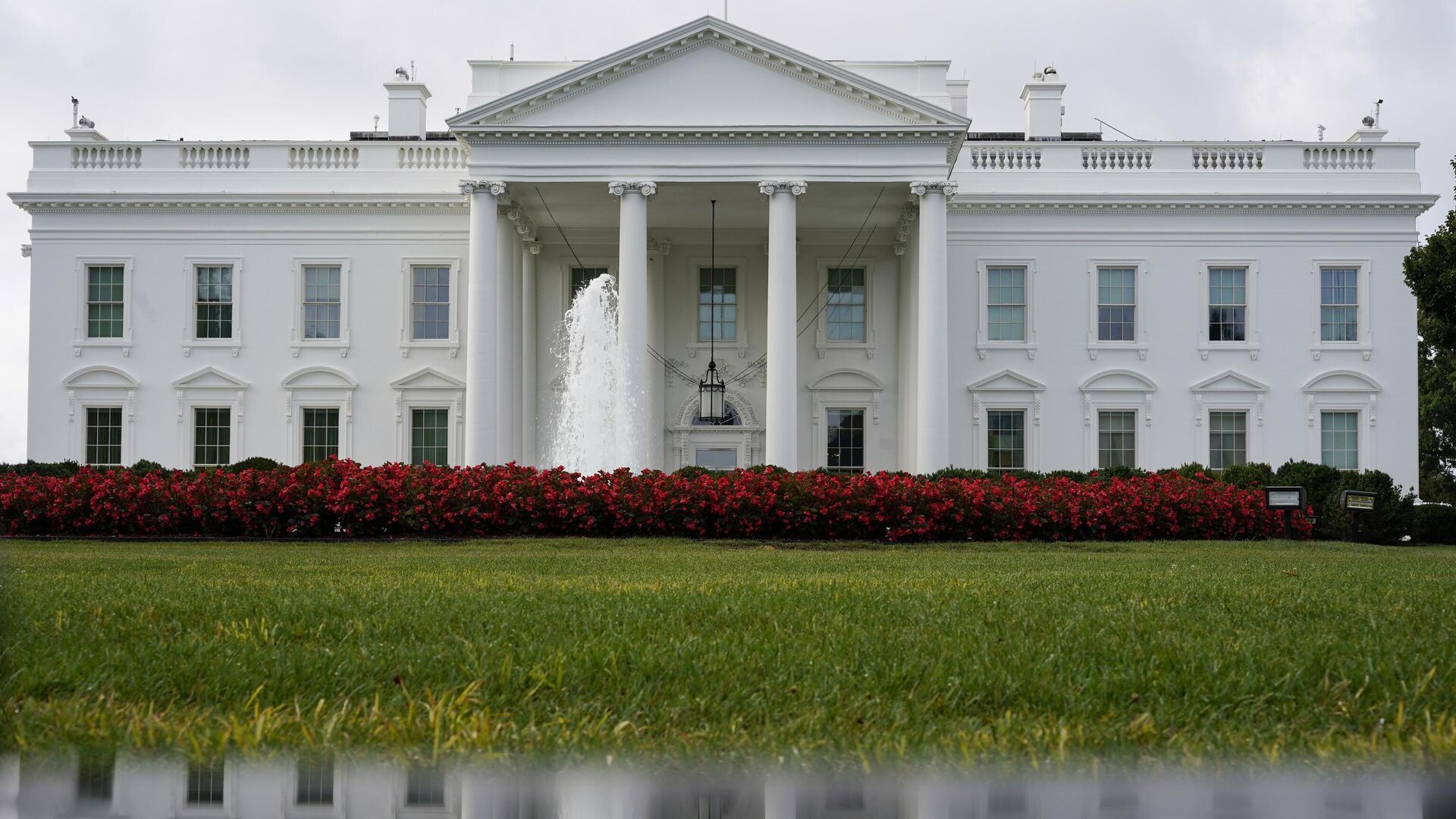 The White House is seen reflected in a puddle, Saturday, Sept. 3, 2022, in Washington.  - Sputnik भारत, 1920, 05.05.2026