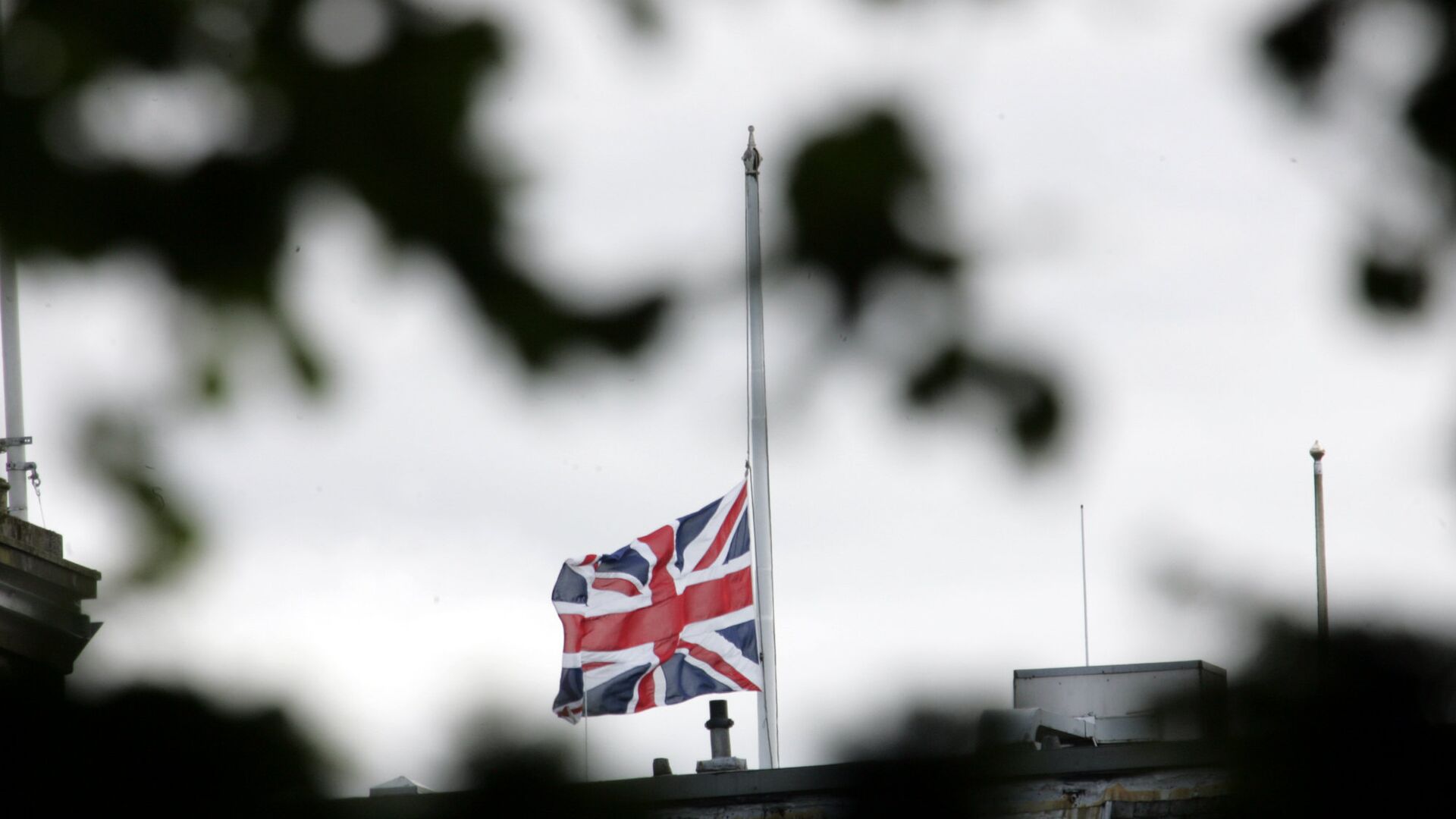 The British flag is seen at half mast. - Sputnik भारत, 1920, 09.05.2026