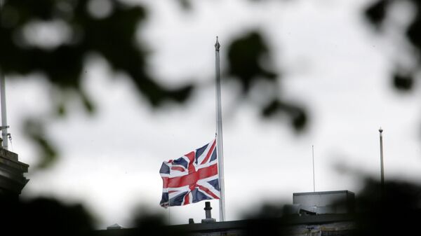 The British flag is seen at half mast. - Sputnik भारत