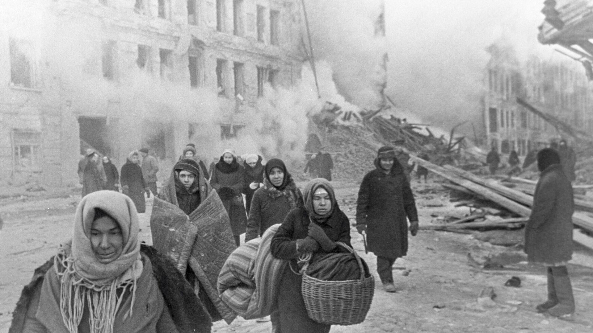 Residents of besieged Leningrad leave a bomb shelter. - Sputnik भारत, 1920, 09.05.2026