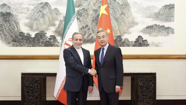 Chinese Foreign Minister Wang Yi (right) with Iranian counterpart Abbas Araghchi in Beijing in April 2025 - Sputnik भारत
