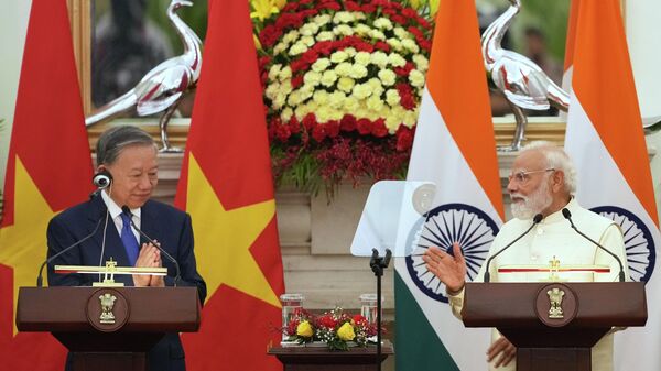 India Prime Minister Narendra Modi, right, talks with Vietnam's President To Lam during a signing of memorandum of understanding and agreements between the two countries, in New Delhi, India, Wednesday, May 6, 2026. - Sputnik भारत