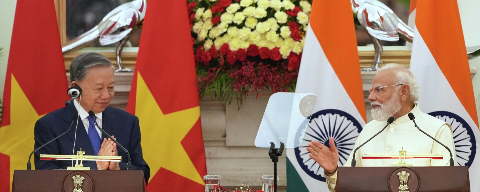 India Prime Minister Narendra Modi, right, talks with Vietnam's President To Lam during a signing of memorandum of understanding and agreements between the two countries, in New Delhi, India, Wednesday, May 6, 2026. - Sputnik India, 1920, 06.05.2026