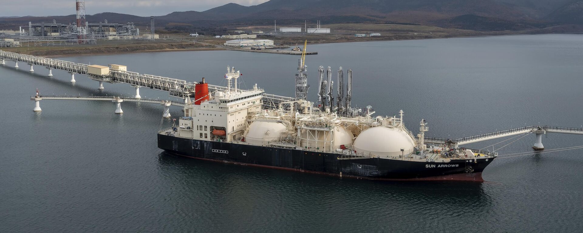 The tanker Sun Arrows loads its cargo of liquefied natural gas from the Sakhalin-2 project in the port of Prigorodnoye, Russia, on Friday, Oct. 29, 2021 - Sputnik India, 1920, 17.05.2026